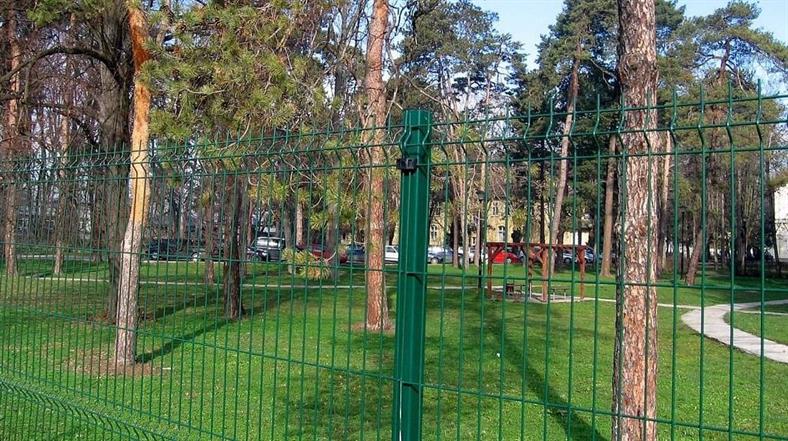 Zelena boja ograde spaja se sa prirodom
i ističe dvorište škole