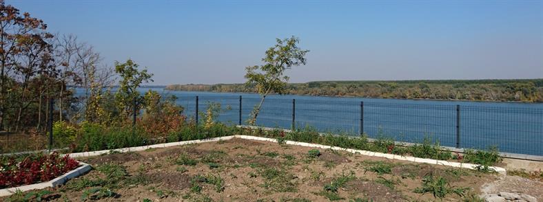 Dvorište na samoj obali Dunava,
 ogradjeno panelnom ogradom